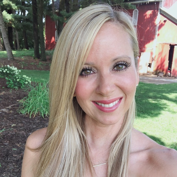 Meet your Posher, Carolyn ⭐️ Posh Ambassador ⭐️ - Picture 3 of 7